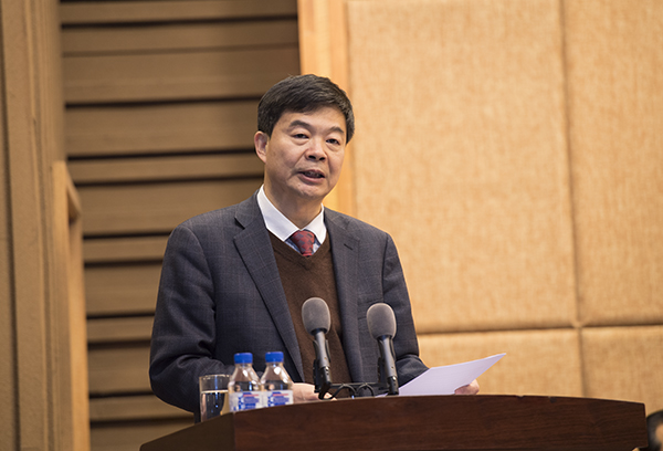校党委书记许才山主持会议并作总结讲话校长杨景海以《坚持开放发展