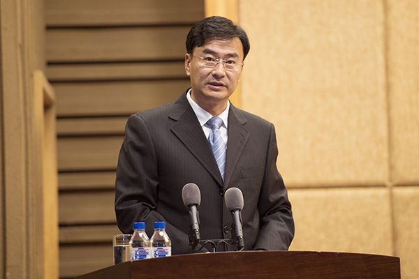 校党委书记许才山主持会议并作总结讲话校长杨景海以《坚持开放发展